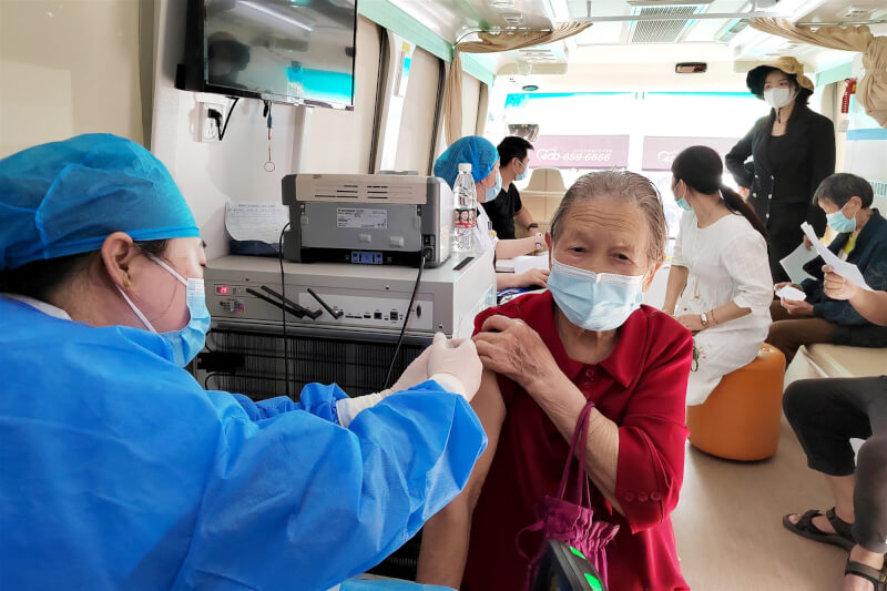 中國各地頻傳高齡長者被威脅不打疫苗就不給退休金。圖為6月江蘇的疫苗接種車提供長輩施打疫苗服務。(中新社)