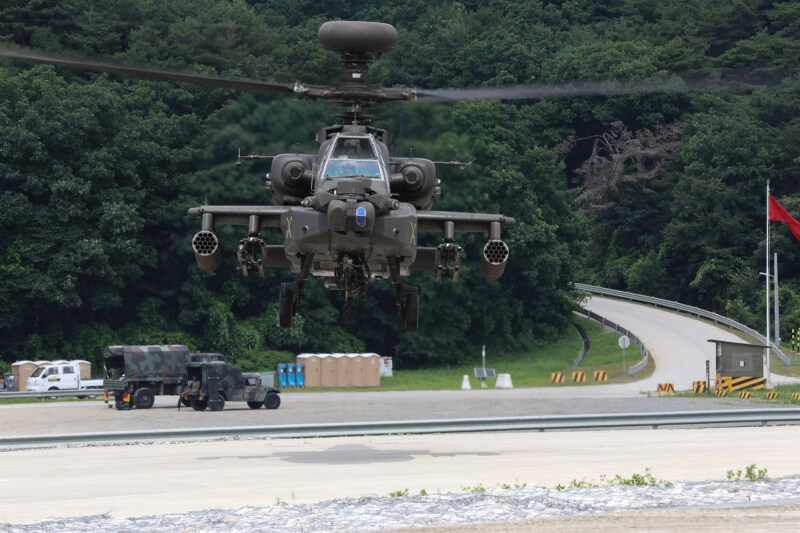 過去一週，駐韓美軍阿帕契攻擊直升機舉行自2019年以來首次火箭及槍砲實彈演習。（圖取自facebook.com/2IDKorea）