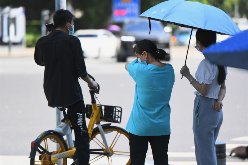 中國廣東深圳市的BA.2社區傳播鏈還未阻斷。圖為22日民眾戴口罩走在深圳街頭。（中新社）