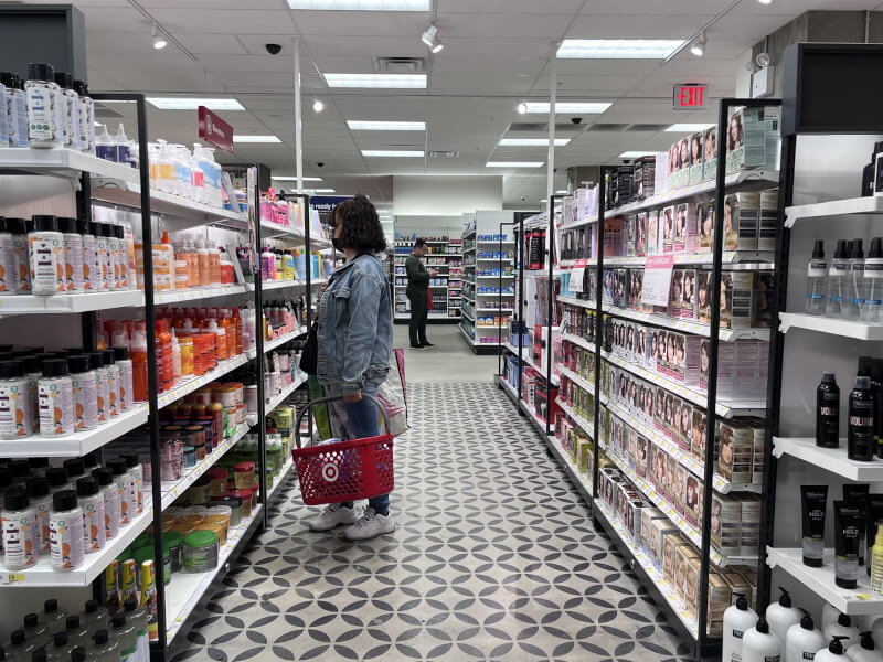 圖為民眾在紐約曼哈頓一間超市購物。（中央社檔案照片）
