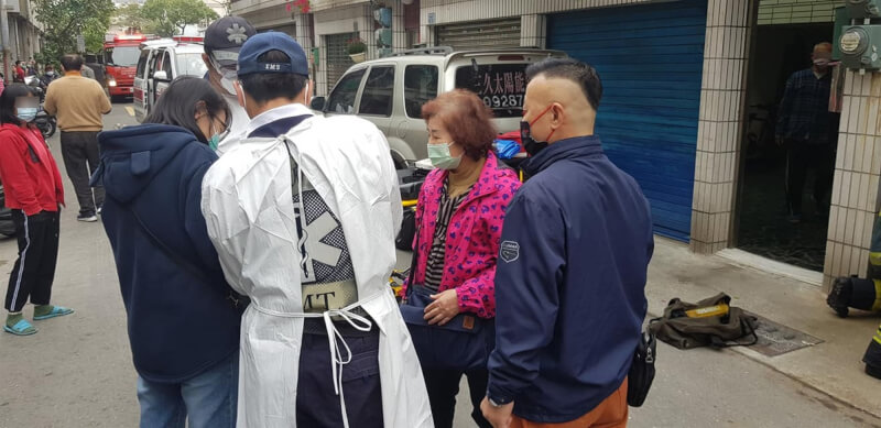 高雄市三民區一棟屋齡約30年透天厝,約10年前起,屋內獨居者開始將環境變得髒亂,不時飄出惡臭,夏季天熱更嚴重,鄰居苦不堪言。市府相關單位也多次前往關切,高雄市環保局說,今年累積已裁罰新台幣3萬多元。(民眾提供)中央社記者蔡孟妤傳真 111年7月25日
