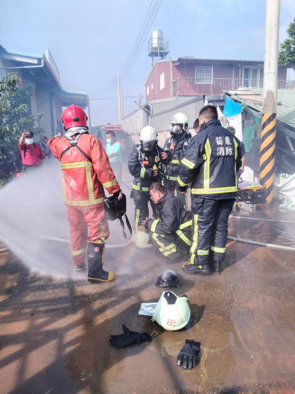 苗栗縣苑裡鎮玉田里某工廠25日發生火警,消防局獲報派員前往救災,因切割鋁粉管線時疑有水分滲入,瞬間產生高溫熱氣,5名消防隊員遭灼傷送醫。(民眾提供)中央社記者管瑞平傳真 111年7月25日