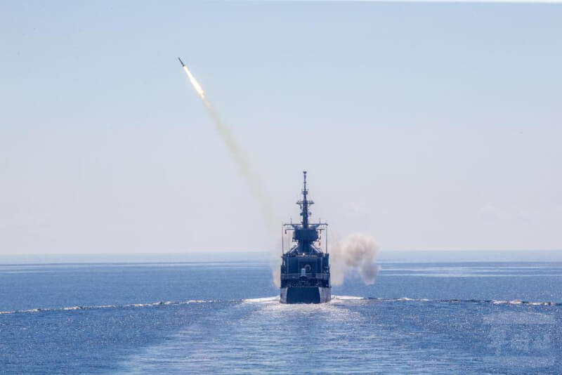 濟陽級艦發射反潛火箭。(軍聞社提供)