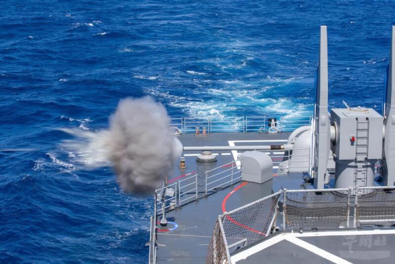 基隆級艦實施5吋砲射擊。(軍聞社提供)