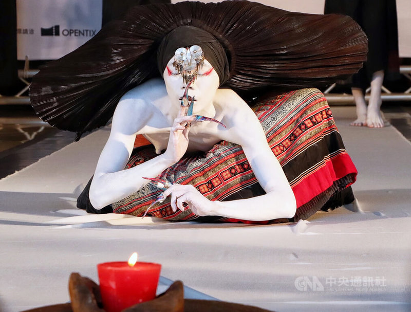 無垢舞蹈劇場作品「觀」2009年在台北國家戲劇院首演後,接連受邀至國際場館演出,如今將重返國家戲劇院舞台,26日舉行宣告記者會,演出精彩片段。中央社實習記者李欣縵攝 111年7月26日