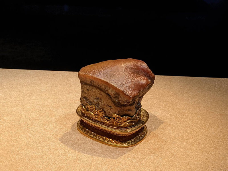 故宮南院人氣國寶展26日展出「肉形石」至10月30日,象徵國富民豐。(故宮南院提供)中央社記者蔡智明傳真 111年7月26日