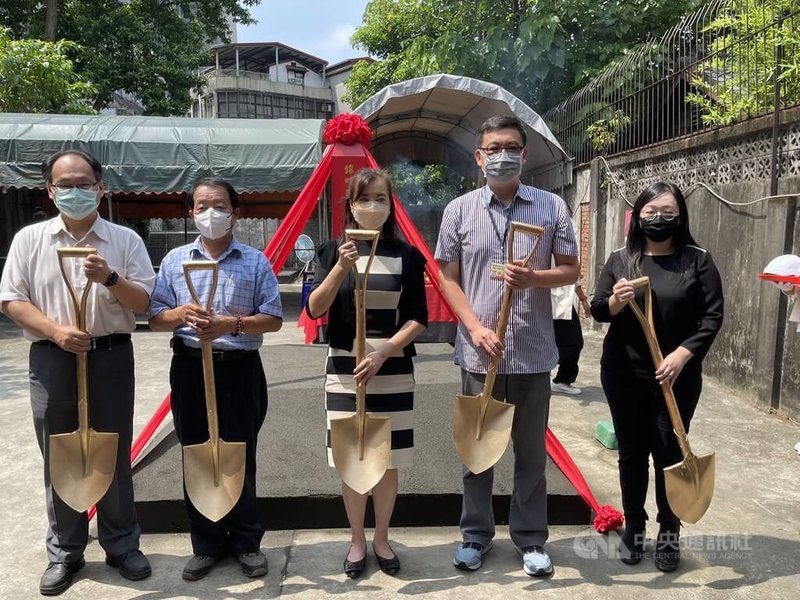 錸德集團旗下大樂司文創董事長楊慰芬(中)表示,規劃投資新台幣2億元,為金華街百年錦町日式宿舍群進行修復再利用工程;未來將引進6至7個餐飲品牌,結合文化餐飲,深耕社區經濟。中央社記者韓婷婷攝 111年7月26日