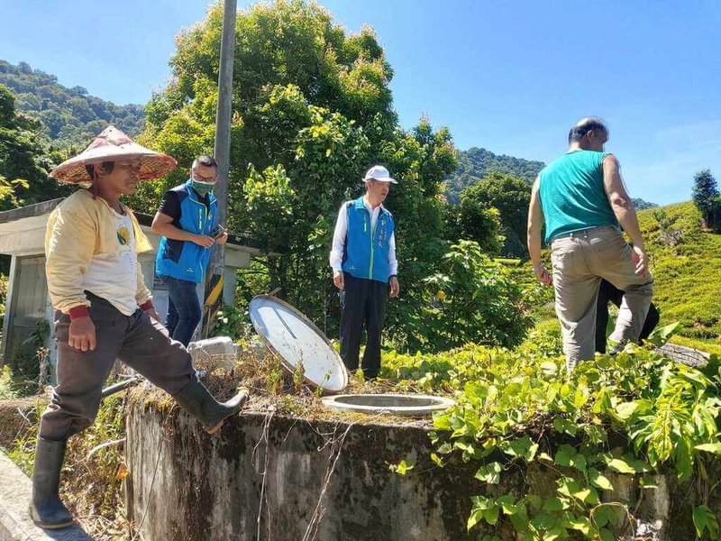 花蓮南區半個多月無雨及連續多天高溫氣候,玉里鎮赤科山區的農戶靠山泉水和地表水生活,如今民生用水也面臨窘境,玉里鎮代理鎮長江東成(左3)視察簡易自來水設施。(李光濱提供)中央社記者李先鳳傳真 111年7月26日