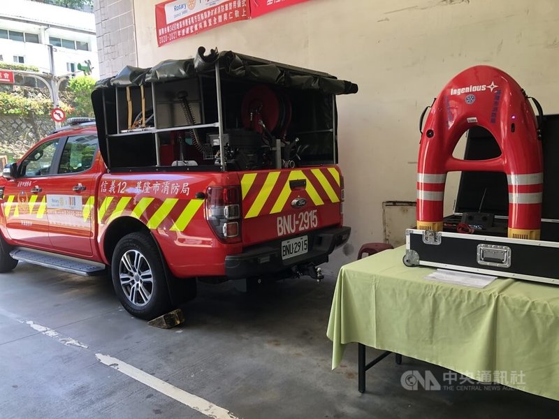 國際扶輪捐贈4輪驅動幫浦消防車(左)和遙控救生圈(右)供基隆市消防局運用,共價值新台幣310萬元,消防局感謝國際扶輪增添消防救災戰力,讓民眾生命財產安全更有保障。中央社記者王朝鈺攝 111年7月26日