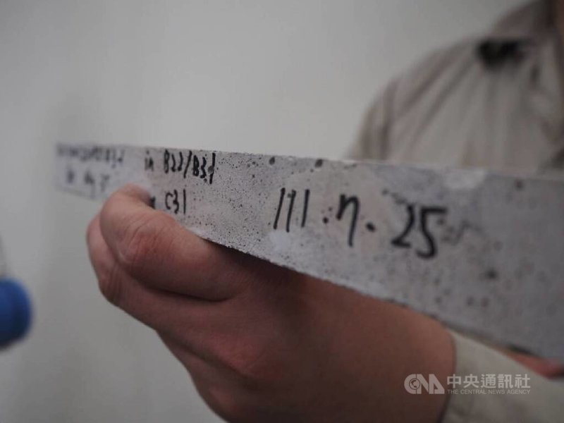 行政院環境保護署26日表示,煉鋼後殘留的爐碴可分為氧化碴和還原碴,氧化碴大多用於控制性低強度回填材料;還原碴因具有易膨脹的性質,需經過高壓蒸煮的過程,才能達到圖中具安定、穩定的再利用功效。中央社記者張雄風攝 111年7月26日