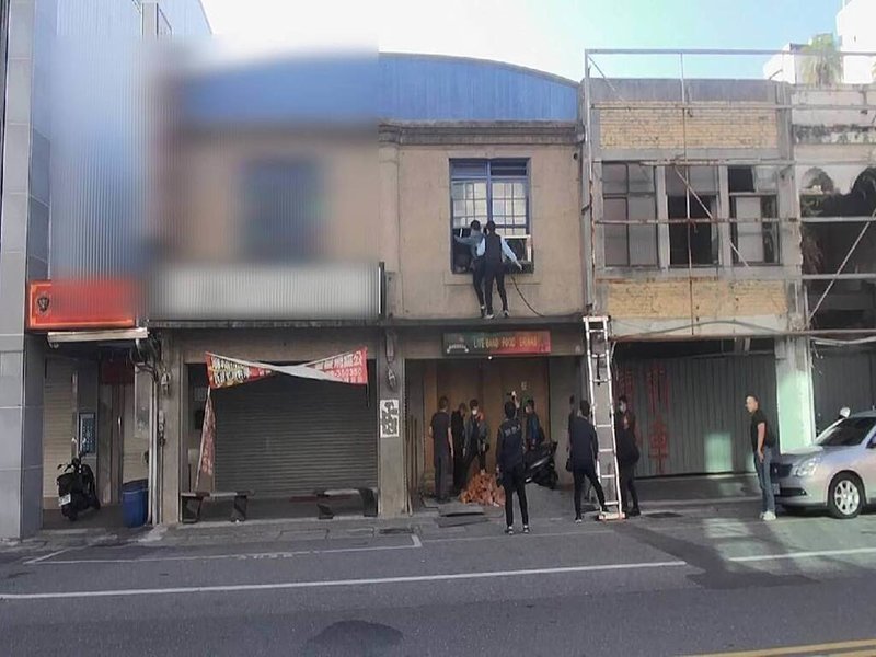 台東美籍林姓英文老師因染毒遭製毒集團吸收,屏東知名羅姓製毒師傅和陳姓男子還將台東市區廢棄酒吧作為製毒工廠掩人耳目,調查局南機站組成專案小組從2樓破窗而入,當場逮捕4人起出大批毒品。(南機站提供)中央社記者洪學廣傳真 111年7月26日