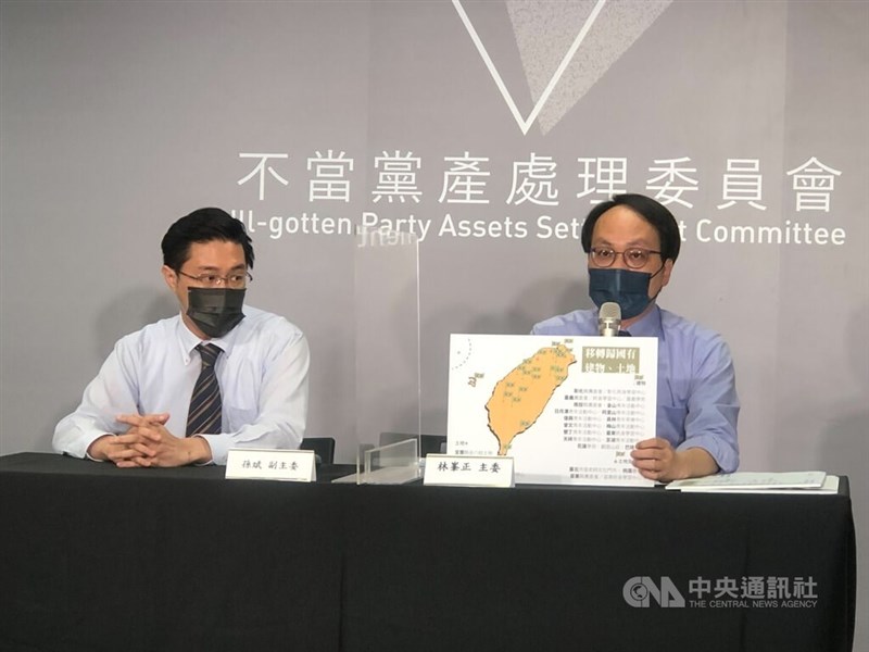 行政院不當黨產處理委員會主委林峯正（右）26日表示，救國團阿里山、日月潭及墾丁青年活動中心等61筆土地、建物及現金新台幣13億9449萬7912元為認定為不當取得之財產。中央社記者王承中攝 111年7月26日