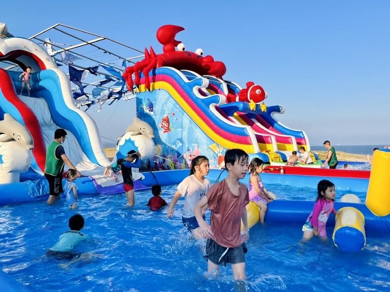 2022金門夏日音樂季26日晚上登場,除了音樂與市集,現場還有小朋友最愛的戲水遊樂設施。(金門縣政府提供)中央社記者黃慧敏傳真 111年7月26日