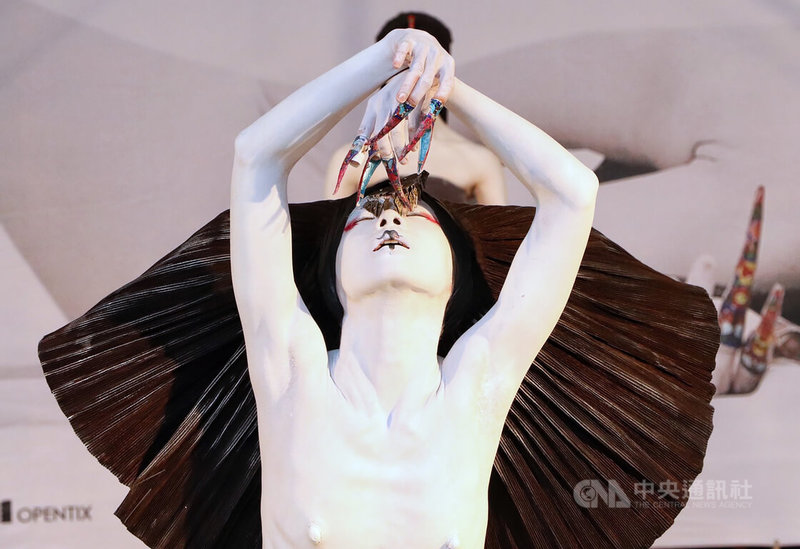無垢舞蹈劇場作品「觀」重製演出,將於8月19日到21日在台北國家戲劇院登場,「觀」延續無垢「儀式劇場」的風格,以舞作與常民文化體驗加入宗教儀式、集體記憶和神話寓言,展現神性、人性、魔性共存一心的掙扎。圖為26日在宣告記者會上演出精彩片段。中央社實習記者李欣縵攝 111年7月26日