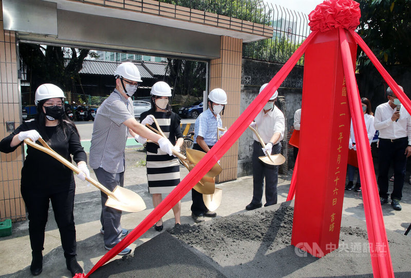 位於台北市杭州南路和金華街的台北市文化局錦町日式宿舍群26日啟動修復及再利用工程,大樂司文創董事長楊慰芬(左3)、台北市文化局副局長田瑋(左2)等人共同主持動土儀式,預計最快2023年底營運。中央社記者郭日曉攝 111年7月26日