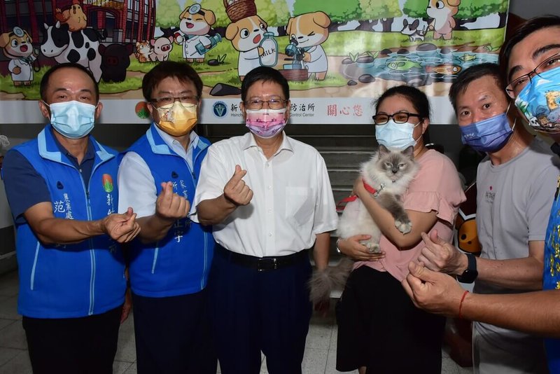 新竹縣家畜疾病防治所今年4月在竹東鎮查獲非法繁殖、棄養品種貓業者,26日公開抽籤讓民眾認養其中的12隻布偶貓、4隻英國短毛貓,縣長楊文科(左3)表示,這批貓隻全數找到新主人,感謝認養人用愛帶牠們回家。(新竹縣政府提供)中央社記者郭宣彣傳真 111年7月26日