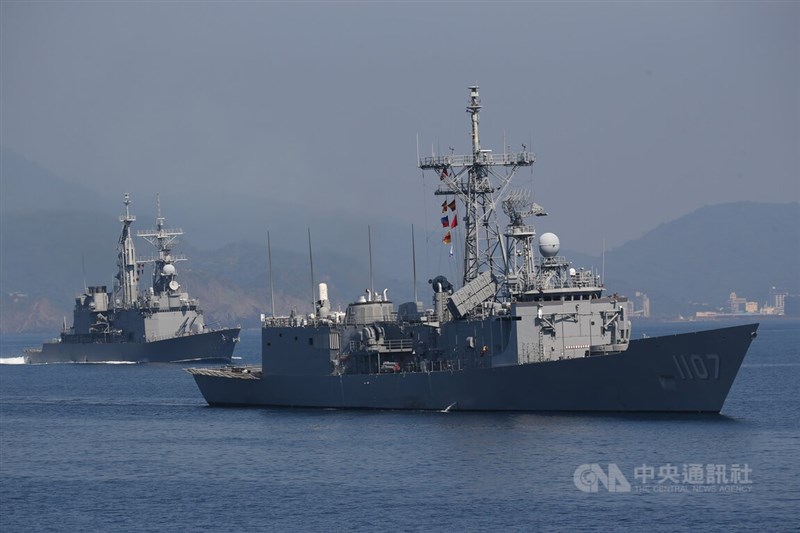 演練首先執行「要港防空作戰」科目,各式艦艇以最快的時間緊急出港。中央社記者趙世勳攝 111年7月26日