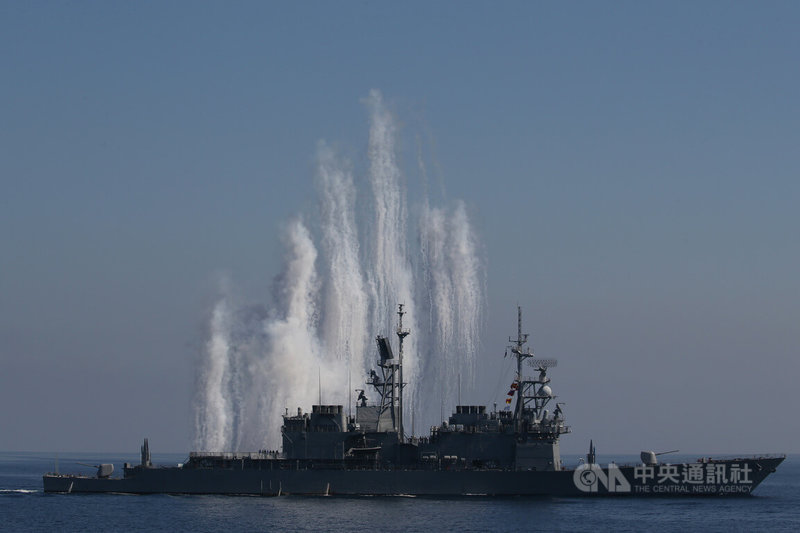海面上的各艦艇同時射擊干擾彈,避免遭到敵軍攻擊。中央社記者趙世勳攝 111年7月26日