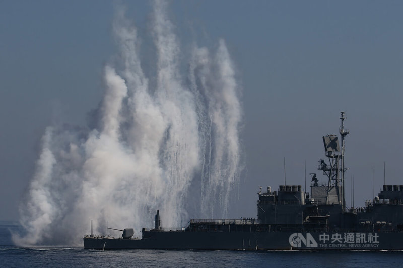 各級艦艇實施干擾彈射擊。中央社記者趙世勳攝 111年7月26日