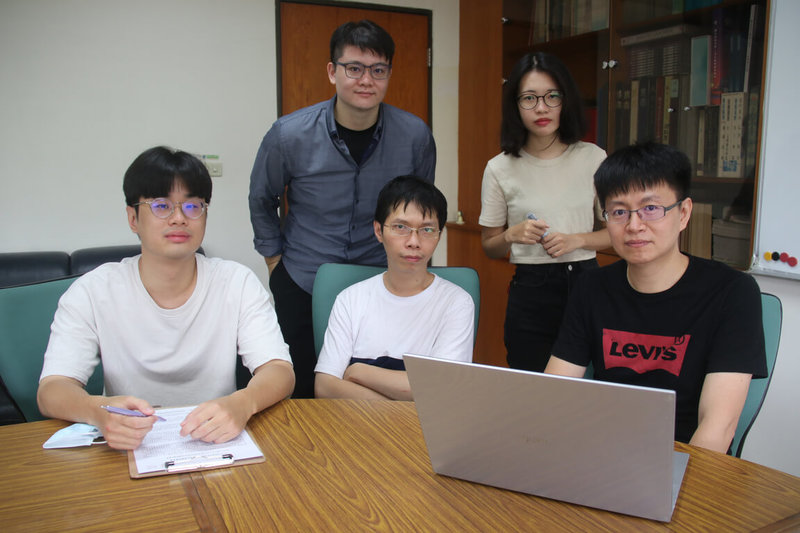 國立成功大學數據所助理教授許志仲(前右)團隊參加2022歐洲電腦視覺國際研討會COVID-19(2019冠狀病毒疾病)辨識競賽,擊敗28個隊伍奪冠。(成大提供)中央社記者楊思瑞台南傳真 111年7月26日