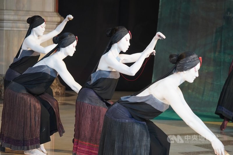 無垢舞蹈劇場26日在國家戲劇院舉辦經典舞作「觀」宣告記者會,舞者們呈現精彩片段。中央社記者徐肇昌攝 111年7月26日