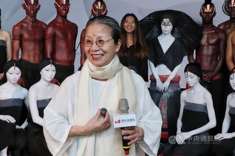 無垢舞蹈劇場8月19日至21日將在國家戲劇院演出作品「觀」,藝術總監林麗珍(前中)26日在記者會表示,創作「觀」時看到基隆老鷹與高山,在在都告訴大家環境在變,希望大家看戲之後,能有所感受,每個人能用自己微薄的力量再喚回某些東西。中央社實習記者李欣縵攝 111年7月26日