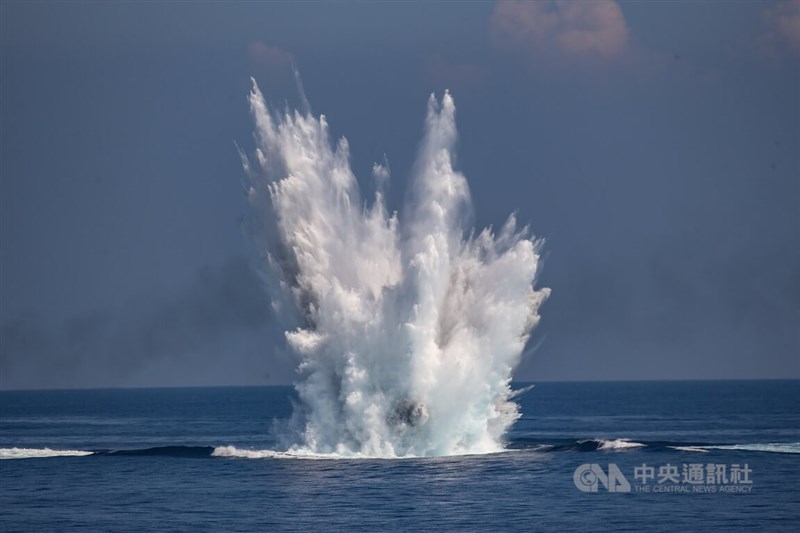 錦江級艦施放深水炸彈,爆炸場面震撼。中央社記者趙世勳攝 111年7月26日
