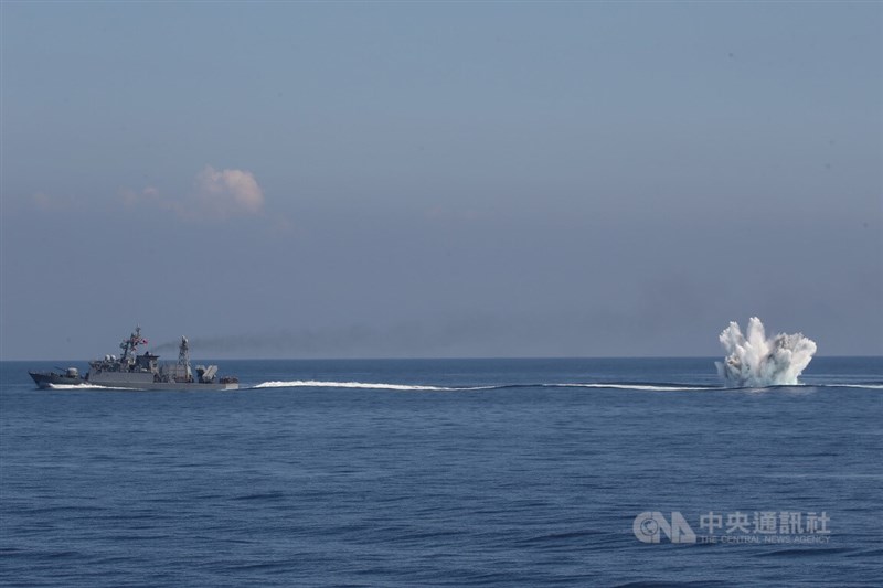 錦江級艦施放深水炸彈,隨後於水面上爆炸。中央社記者趙世勳攝 111年7月26日