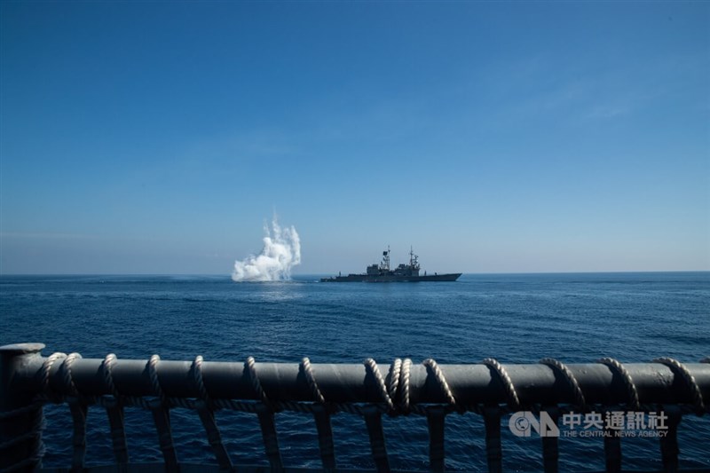 基隆級基隆艦26日上午於蘇澳外海實施反潛操演,並施放干擾絲。中央社記者游凱翔攝 111年7月26日