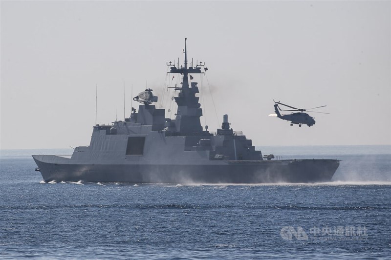 康定級迪化艦搭載S-70C反潛直升機升空,實施「海空聯合反潛」項目。中央社記者趙世勳攝 111年7月26日