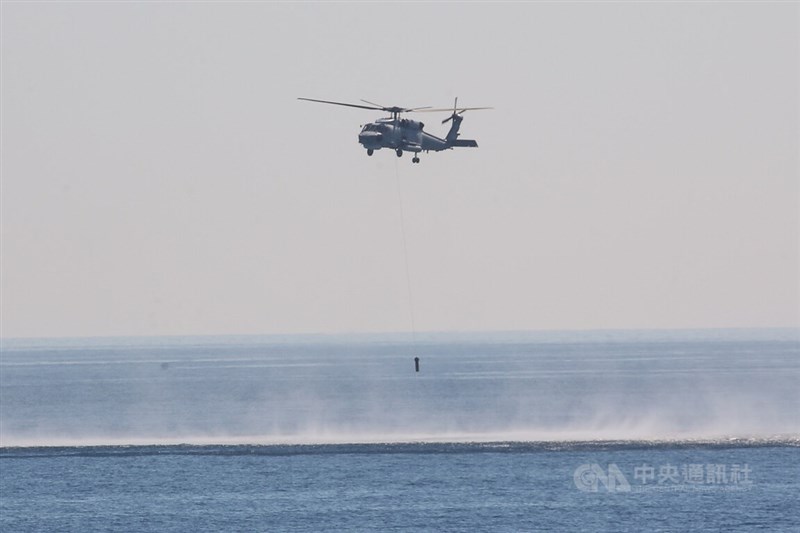 S-70C反潛直升機升空後在目標處實施聲納偵測並投放煙標,尋找敵軍潛艦。中央社記者趙世勳攝 111年7月26日