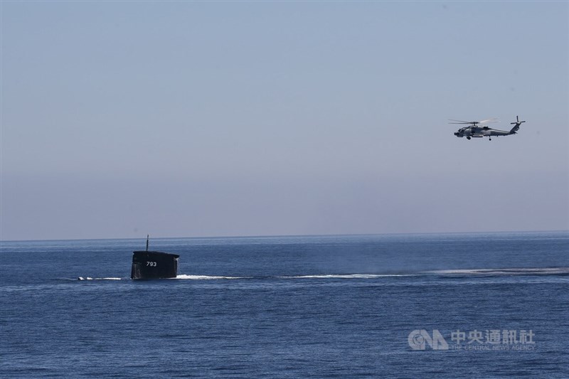 「海空聯合反潛」科目成功讓扮演敵軍潛艦的劍龍級艦緊急上浮。中央社記者趙世勳攝 111年7月26日