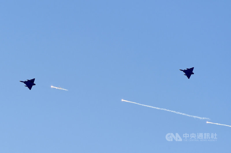 幻象2000戰機施放熱焰彈。中央社記者趙世勳攝 111年7月26日