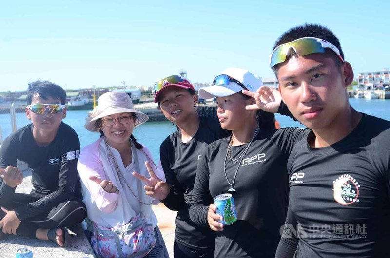2022「黑水騰龍,勇渡西瀛」活動,嘉義民雄國中輕艇隊此次共有10名學生參與,隊員們曬得黝黑,覺得活動很有挑戰與意義。中央社 111年7月26日