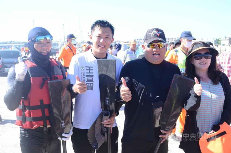 2022「黑水騰龍,勇渡西瀛」活動26日從布袋港出發,以划龍舟方式經過台灣海峽到澎湖,民進黨台南市議員參選人王宣貿(前左2)也參與活動抵達澎湖。中央社 111年7月26日
