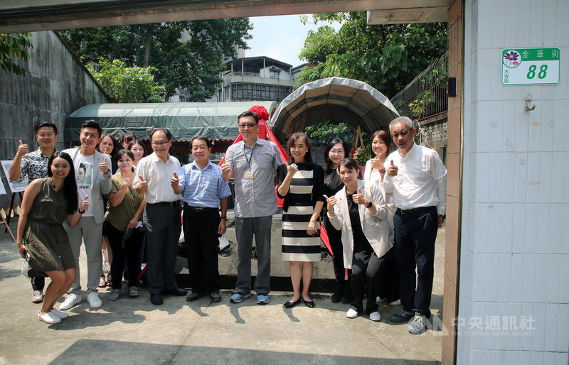 位於台北市杭州南路和金華街的台北市文化局錦町日式宿舍群26日啟動修復及再利用工程,大樂司文創董事長楊慰芬(右5)、台北市文化局副局長田瑋(右6)、錦泰里里長范燕淇(右7)與團隊同仁合影。中央社記者郭日曉攝 111年7月26日