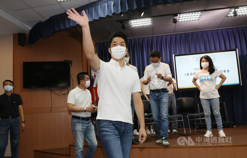 國民黨台北市長參選人蔣萬安（前）26日在國民黨中央黨部舉行「台北隊」發言人團發布記者會，進場時揮手致意。中央社記者鄭傑文攝 111年7月26日