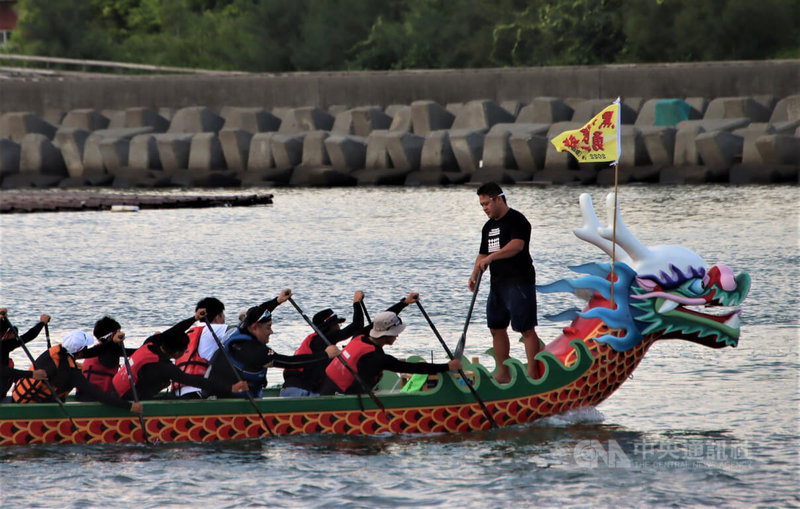 嘉義縣體育會水中運動委員會26日與民雄國中輕艇龍舟隊、蘭嶼黑潮勇士、彰化縣救難協會及嘉義縣太保救難協會合作,首次舉辦划龍舟到澎湖活動,宣傳10月將在嘉義縣舉辦的全民運動會。中央社記者蔡智明攝 111年7月26日