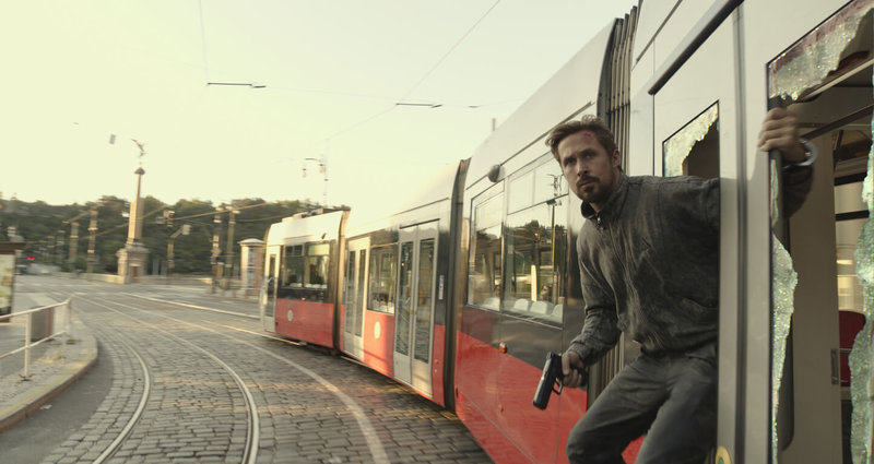 好萊塢男星雷恩葛斯林（Ryan Gosling）在動作片「灰影人」中飾演神秘的中情局探員「6號」，片中挑戰不少困難打戲，讓他用「瘋」字來形容拍攝體驗。（Netflix提供）中央社記者葉冠吟傳真  111年7月26日