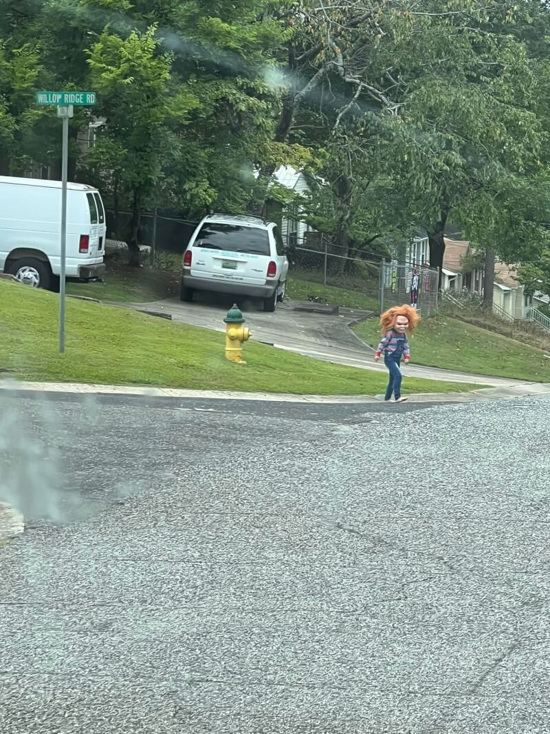美國民眾華登在阿拉巴馬州潘松市街頭看到有人扮成鬼娃恰吉，她拍下後上傳到臉書，被瘋狂轉發逾10萬次。（圖取自facebook.com/kendramichellew）