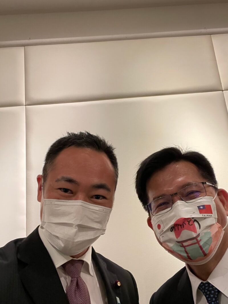 日本眾議員鈴木馨祐（左）25日訪台，他貼出和民進黨新北市長參選人林佳龍（右）的合照。（圖取自twitter.com/SuzukiKeisukeMP）