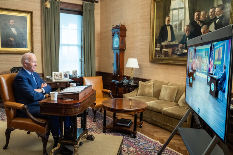 美國總統拜登（左）25日視訊會見洛克希德馬丁公司、美敦力公司、康明斯公司執行長與勞工領袖，並敦促國會盡速通過晶片法案。（圖取自twitter.com/POTUS）