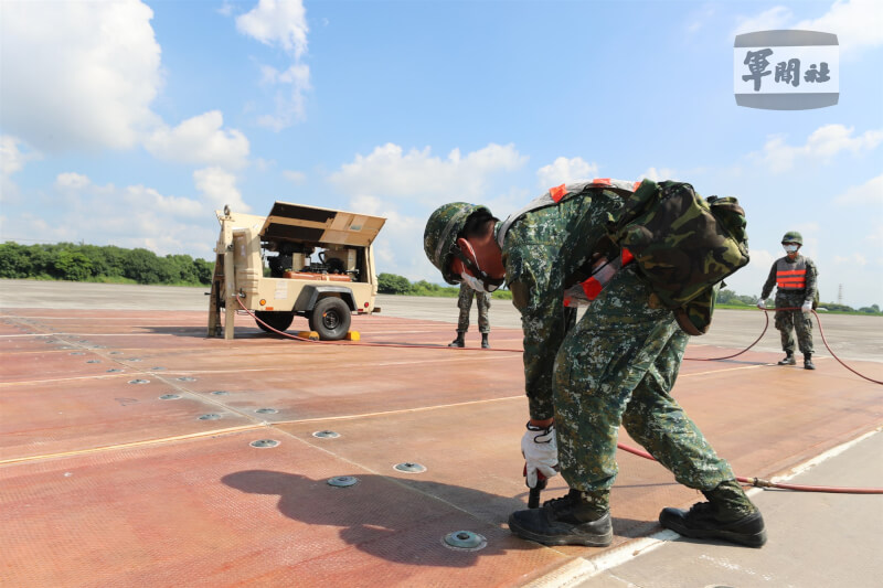 為模擬機場遭敵轟炸後戰機無法正常起降,駐地在屏東的空軍第六聯隊26日實施跑滑道搶修作業演練。(軍聞社提供)中央社記者游凱翔傳真 111年7月26日