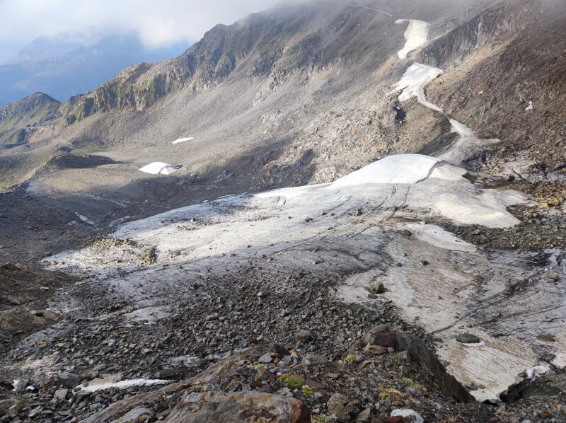 受到氣候變遷影響，阿爾卑斯山冰川的消融速度可能遠超預期，且該地區的氣溫正以每10年增加攝氏0.3度的速度上升，這個增速約是全球均溫升速的2倍。（圖取自twitter.com/matthias_huss）