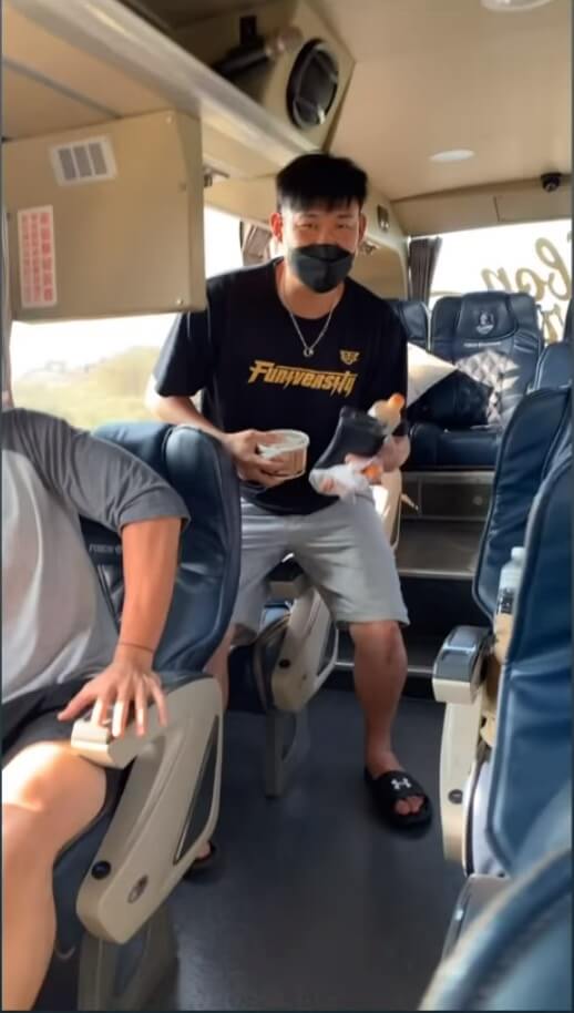 中信兄弟一壘手許基宏25日在國道休息站錯過隊上巴士，改搭富邦悍將的車。（圖取自facebook.com/ChunLineofficial）
