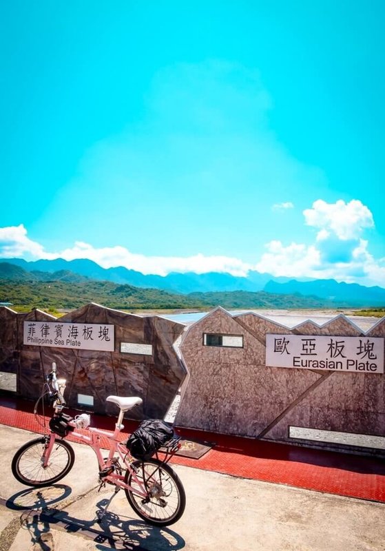 騎乘自行車遊花東,縱管處推出「徐行縱谷、玩騎認證享好禮」活動,其中「森林溫泉線」可享受全台最美的193縣道沿途風景,並到訪世界級景觀歐亞大陸板塊與菲律賓海板塊交界處。(縱管處提供)中央社記者李先鳳傳真 111年7月26日