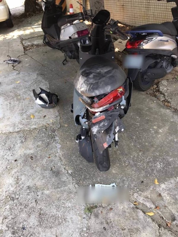 一輛大貨車與機車26日近中午在台中市西屯區工業七路發生碰撞事故,造成女騎士當場失去生命跡象,送醫搶救後仍宣告不治。(民眾提供)中央社記者郝雪卿傳真 111年7月26日