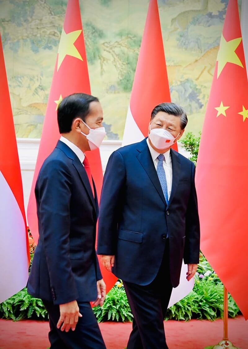 中國國家主席習近平（右）26日在北京會見到訪的印尼總統佐科威（左）。（圖取自facebook.com/Jokowi）