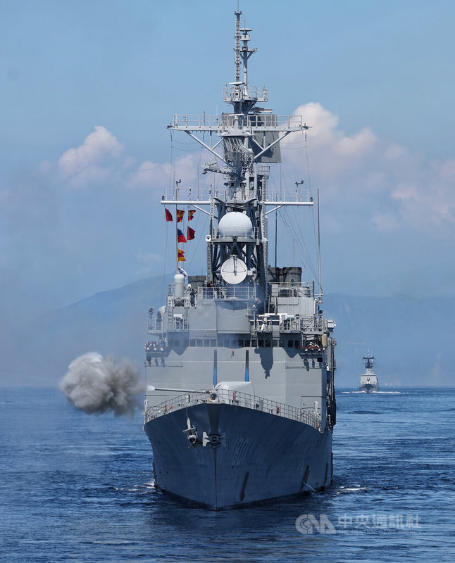 26日共有20艘艦艇參演,震耳欲聾的砲彈聲迴盪在海平面上。中央社記者趙世勳攝 111年7月26日