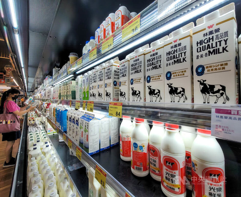鮮乳銷售進入旺季,光泉證實將漲價旗下產品,超商通路最快27日調整。圖為民眾26日晚間在賣場選購鮮乳。中央社記者鄭清元攝 111年7月26日